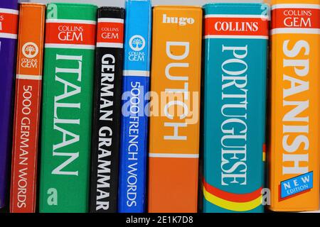 Ipswich, UK - 7. Januar 2021: Englisch zu anderen Sprachwörterbüchern. Stockfoto