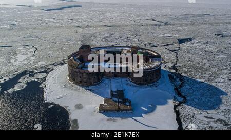 Eine Pestburg im Winter, ein Blick von oben auf eine alte Festung. Stockfoto