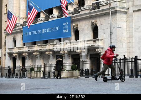 New York City, USA. Januar 2021. Blick auf die New Yorker Börse am Tag nach den Zusammenstößen auf dem US-Kapitolshügel in Washington, DC, wo die Aktien Rekordwerte erreichten, als die Demokraten die Kontrolle über den Senat übernehmen, mit Versprechungen von mehr Konjunkturpaketen für die Wirtschaft aufgrund der COVID-19-Pandemie, Mit dem Dow, der über 31,000 Punkte liegt, New York, NY, 7. Januar 2021. (Anthony Behar/Sipa USA) Quelle: SIPA USA/Alamy Live News Stockfoto