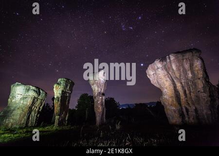 Sterne bei Nacht über Stein Henge Stockfoto