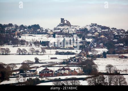 Mow Cop Castle, die Torheit einer Burgruine im Schnee im Winter, hoch über der Cheshire Ebene in der Nähe von Congleton Cheshire Stockfoto
