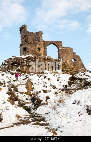 Mow Cop Castle, die Torheit einer Burgruine im Schnee während des Winters, steht auf dem Gritstone Trail und South Cheshire Way lange Strecke Wanderwege Stockfoto