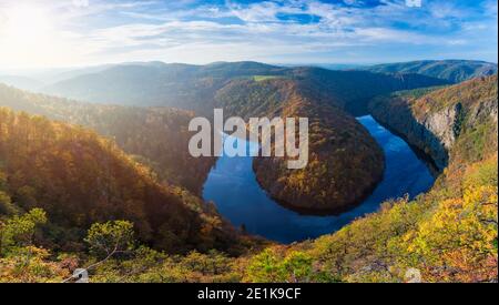 Schöne Vyhlidka Maj, Lookout Maj, in der Nähe von Teletin, Tschechische Republik. Die Mäander des Flusses Moldau von bunten Herbst Wald umgeben Gesehen von oben.