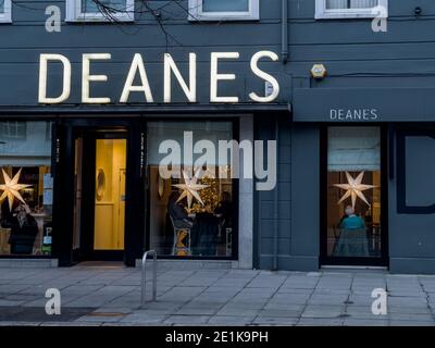 Belfast, Nordirland - 19. Dez 2020: Der vordere Eingang zum Deanes Restaurant in Belfast. Stockfoto