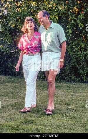 Ein Paar mittleren Alters genießt EINEN Spaziergang in ihrem Garten, CA, USA Stockfoto