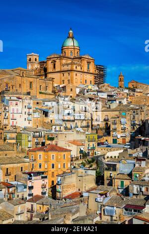 Piazza Armerina in der Provinz Enna von Sizilien in Italien. Piazza Armerina Stadtbild mit der Kathedrale SS. Assunta und Altstadt, Sizilien, Piazza Armerin Stockfoto