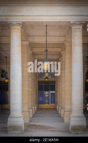 Paris, Frankreich - 12 30 2020: Säulen und Eingang im Palais-Royal Stockfoto