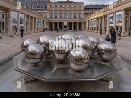 Paris, Frankreich - 12 30 2020: Spherades, die Skulptur Brunnen von Pol Bury in Gartengalerie des Palais-Royal Stockfoto