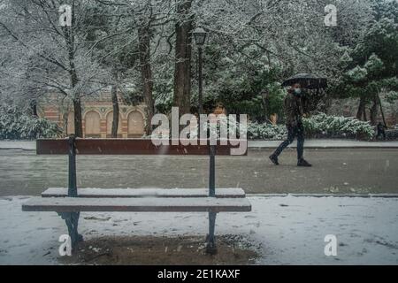 Der Freitagstag wird nach der Vorhersage des Staates Meteorolo am Nachmittag in der Gemeinde Madrid mit mehr Schneefall vorgestellt Stockfoto