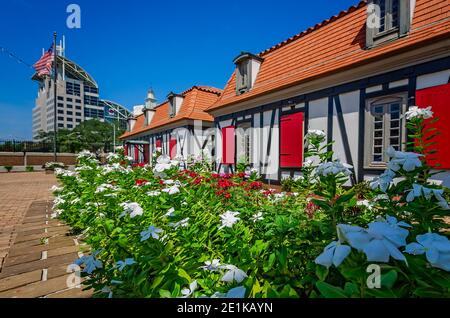 Government Plaza ist vom Innenhof des Fort of Colonial Mobile, 24. August 2017, in Mobile, Alabama gesehen. Stockfoto