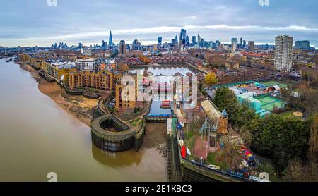 Luftaufnahme von Shadwell Basin und der City of London, dem historischen Zentrum und dem wichtigsten zentralen Geschäftsviertel, Großbritannien Stockfoto