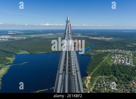 Arbeiter Installateure in der Höhe arbeiten an der Spitze des Wolkenkratzers. Stockfoto