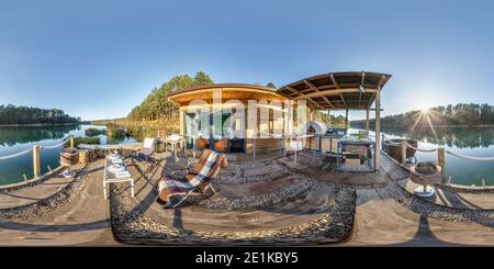 360 Grad Panorama Ansicht von Full spherical hdri Panorama 360 Grad Winkelansicht auf Holz pier in der Nähe von Haus am Wasser am See im Wald in Abend in gleicheckiger Projektion mit