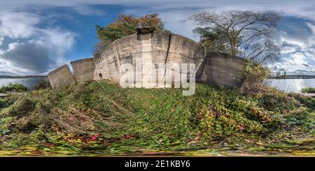 360 Grad Panorama Ansicht von Full seamless spherical hdri Panorama 360 Grad Winkel in der Nähe von Beton Element eines zerstörten Gebäudes am Ufer eines Breiter Fluss in equiprecheckigen p