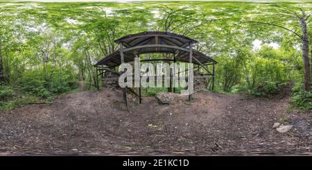 360 Grad Panorama Ansicht von Full nahtlose hdri Panorama 360 Grad-Winkel-Ansicht in der Nähe von Mauern verlassenen Stein Burg im Wald in equiprecheckigen Projektion. VR AR-Inhalt,