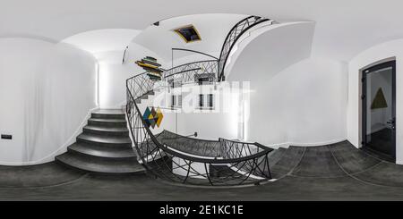 360 Grad Panorama Ansicht von MINSK, WEISSRUSSLAND - MAI 2020: Full nahtloses spherical hdri Panorama 360 Grad im Raum mit Notfall- und Evakuierungsausgang Wendeltreppe in die Leiter mit