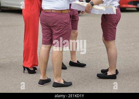 Hochzeitszeugen in der gleichen Kleidung Freunde und Gäste Stockfoto