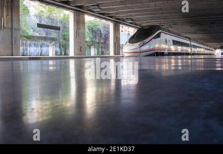 Der Zug wartet am spanischen Hochgeschwindigkeitsbahnhof Stockfoto