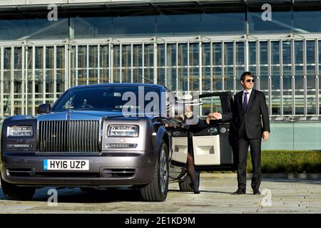 Chauffeur öffnet Autotür für vip-Kunden. Stockfoto