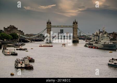LONDON, ENGLAND - 9. AUGUST 2018: Blick auf die Tower Bridge nach einem Sturm an einem Sommerabend in London, England Stockfoto