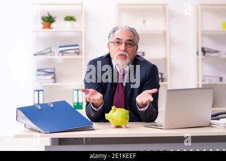 Alte Geschäftsmann in Konkurs Konzept Stockfoto