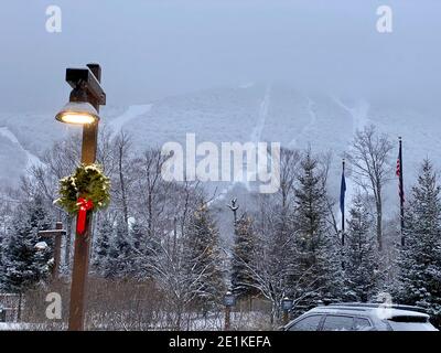 Leeres Stowe Mountain Resort Spruce Peak Village am Abend Anfang Dezember 2020 Vermont, USA Stockfoto