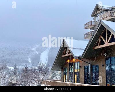 Leeres Stowe Mountain Resort Spruce Peak Village am Abend Anfang Dezember 2020 Vermont, USA Stockfoto