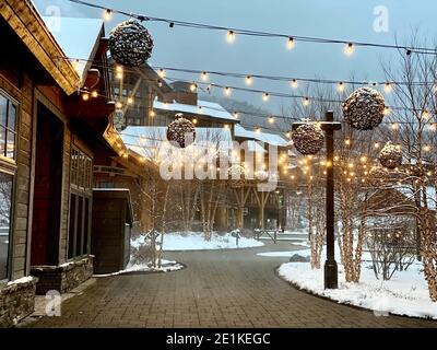 Leeres Stowe Mountain Resort Spruce Peak Village am Abend Anfang Dezember 2020 Vermont, USA Stockfoto