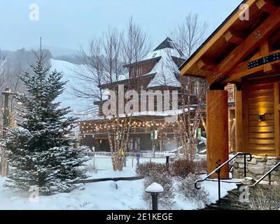 Leeres Stowe Mountain Resort Spruce Peak Village am Abend Anfang Dezember 2020 Vermont, USA Stockfoto