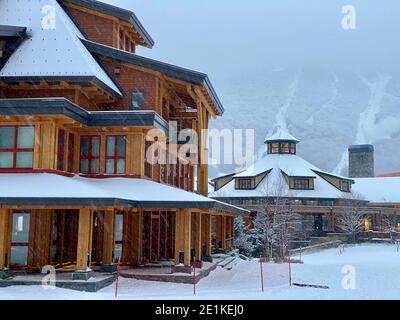 Leeres Stowe Mountain Resort Spruce Peak Village am Abend Anfang Dezember 2020 Vermont, USA Stockfoto