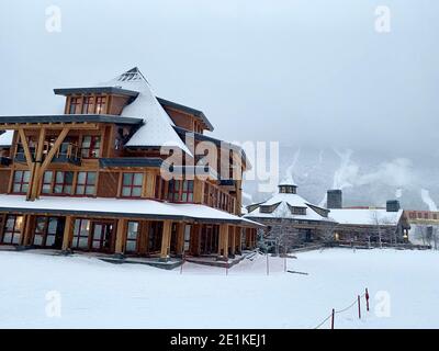 Leeres Stowe Mountain Resort Spruce Peak Village am Abend Anfang Dezember 2020 Vermont, USA Stockfoto