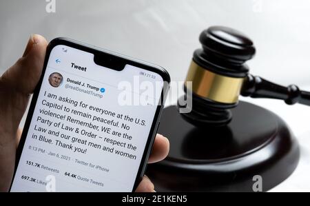 Stafford, Vereinigtes Königreich - 7. Januar 2021: Donald Trumps Twitter-Account und sein letzter Tweet über Gewalt im US-Kapitol wurden entfernt Stockfoto