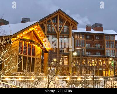 Leeres Stowe Mountain Resort Spruce Peak Village am Abend Anfang Dezember 2020 Vermont, USA Stockfoto