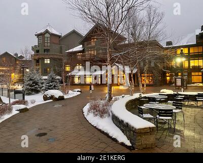 Leeres Stowe Mountain Resort Spruce Peak Village am Abend Anfang Dezember 2020 Vermont, USA Stockfoto