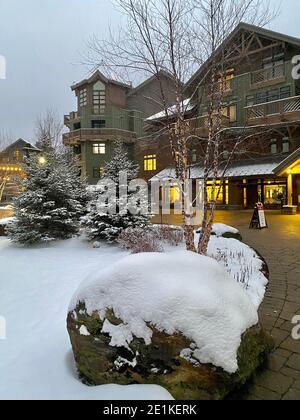 Leeres Stowe Mountain Resort Spruce Peak Village am Abend Anfang Dezember 2020 Vermont, USA Stockfoto