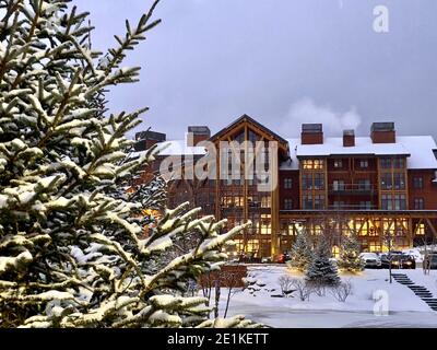 Leeres Stowe Mountain Resort Spruce Peak Village am Abend Anfang Dezember 2020 Vermont, USA Stockfoto