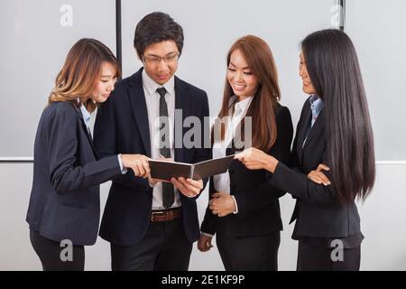 Junge Geschäftsleute konzentrieren sich auf Buchstand und Lächeln Mit weißem Hintergrund Stockfoto