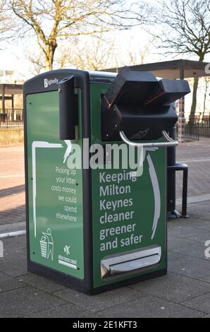 Abfalleimer Bigbbelly in Central Milton Keynes Stockfoto