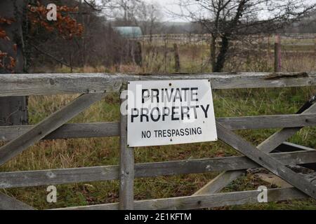Schild am Tor: Privateigentum Keine Trespassing. Stockfoto