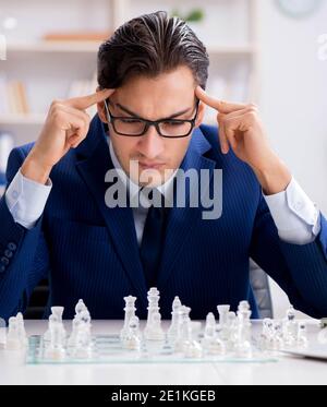 Der junge Unternehmer spielen Glas Schach im Büro Stockfoto