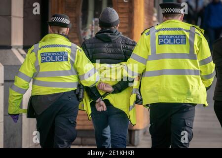 Coronavirus: Verhaftungen werden während einer versuchten Anti-Lockdown-Demonstration auf dem Parliament Square in London gegen die aktuellen Sperrbeschränkungen durchgeführt. Stockfoto