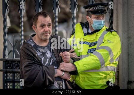 Coronavirus: Verhaftungen werden während einer versuchten Anti-Lockdown-Demonstration auf dem Parliament Square in London gegen die aktuellen Sperrbeschränkungen durchgeführt. Stockfoto