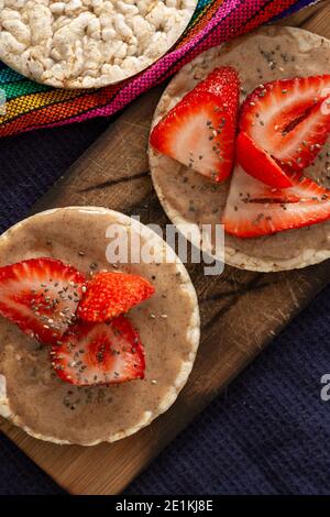 Reis-Cracker, Whit Früchte auf dem Tisch blau, super Essen Stockfoto