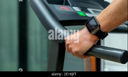 Nahaufnahme der Smartwatch einer Person auf dem Laufband Stockfoto