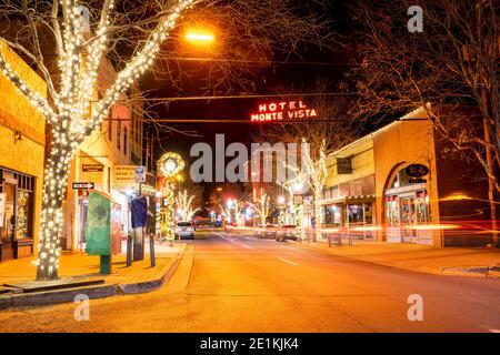 Downtown Flagstaff, Arizona erleuchtet für den Urlaub Stockfoto