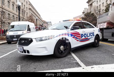 Washington, DC - 6. Januar 2021: Metropolitan Polizeiauto als Pro-Trump-Demonstranten gesehen, die nach einer Kundgebung um Ellipse und Washington Monument zum Kapitolgebäude marschieren Stockfoto