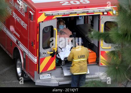 Los Angeles, Kalifornien, USA. Januar 2021. Ein Patient wird am Donnerstag, 7. Januar 2021, von einem Rettungswagen der Feuerwehr Los Angeles im USC Medical Center des Los Angeles County in Los Angeles transportiert. Kredit: Ringo Chiu/ZUMA Wire/Alamy Live Nachrichten Stockfoto