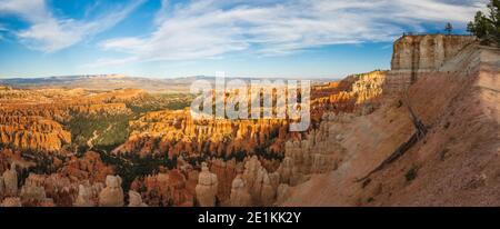 Bryce Canyon National Park Amphitheater, Panoramablick. Sandsteintürme und Kiefernwald mit schönem blauen Himmel auf dem Hintergrund Stockfoto