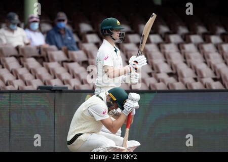 Sydney, Australien. Januar 2021. Steven Smith aus Australien und Marnus Labuschagne aus Australien treten am 8. Januar 2021 beim 3. Internationalen Testspiel zwischen Australien und Indien auf dem Sydney Cricket Ground, Sydney, Australien, ins Feld. Foto von Peter Dovgan. Nur redaktionelle Verwendung, Lizenz für kommerzielle Nutzung erforderlich. Keine Verwendung bei Wetten, Spielen oder Veröffentlichungen einzelner Vereine/Vereine/Spieler. Kredit: UK Sports Pics Ltd/Alamy Live Nachrichten Stockfoto