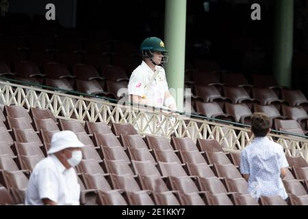 Sydney, Australien. Januar 2021. Steven Smith aus Australien tritt beim 3. Internationalen Testspiel zwischen Australien und Indien am Sydney Cricket Ground, Sydney, Australien, am 8. Januar 2021 in das Feld ein. Foto von Peter Dovgan. Nur redaktionelle Verwendung, Lizenz für kommerzielle Nutzung erforderlich. Keine Verwendung bei Wetten, Spielen oder Veröffentlichungen einzelner Vereine/Vereine/Spieler. Kredit: UK Sports Pics Ltd/Alamy Live Nachrichten Stockfoto